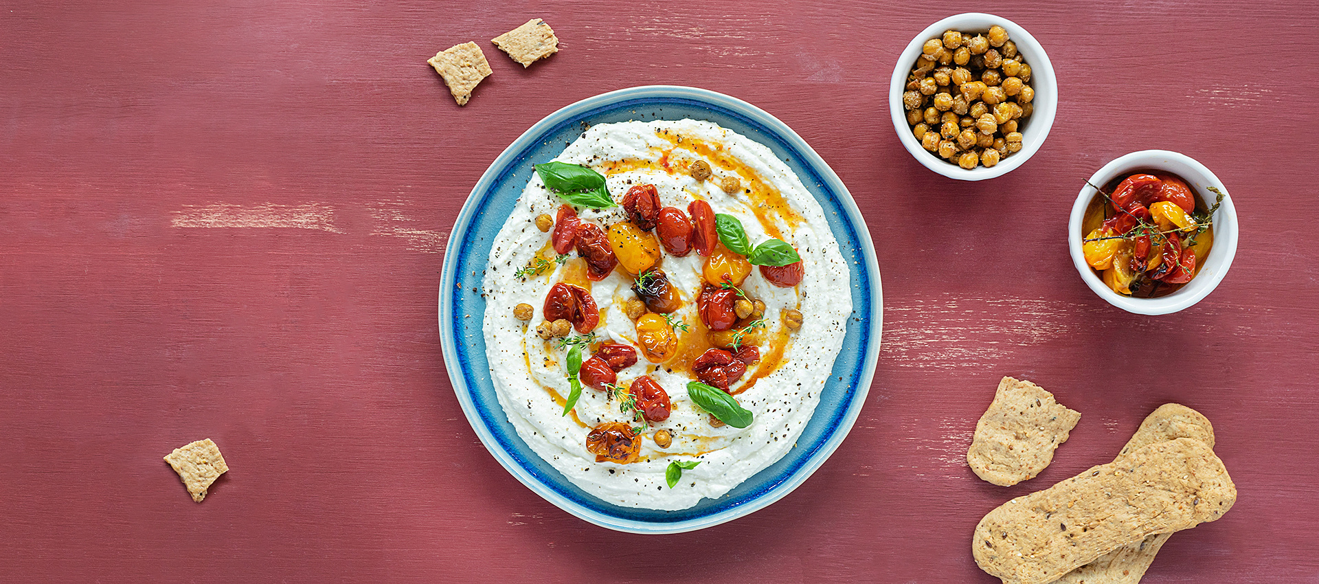 Crema di feta con pomodorini arrostiti e ceci croccanti