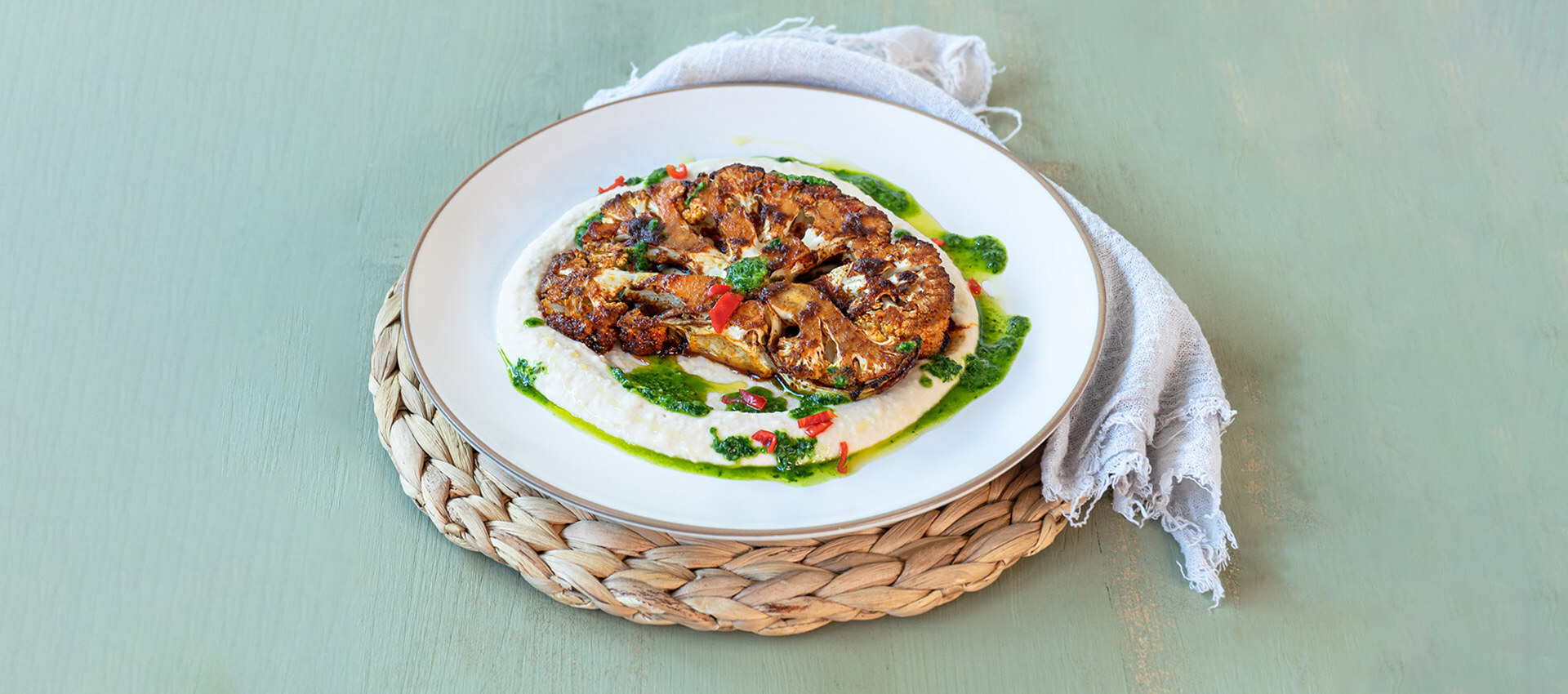 Hummus con cavolfiore e salsa verde