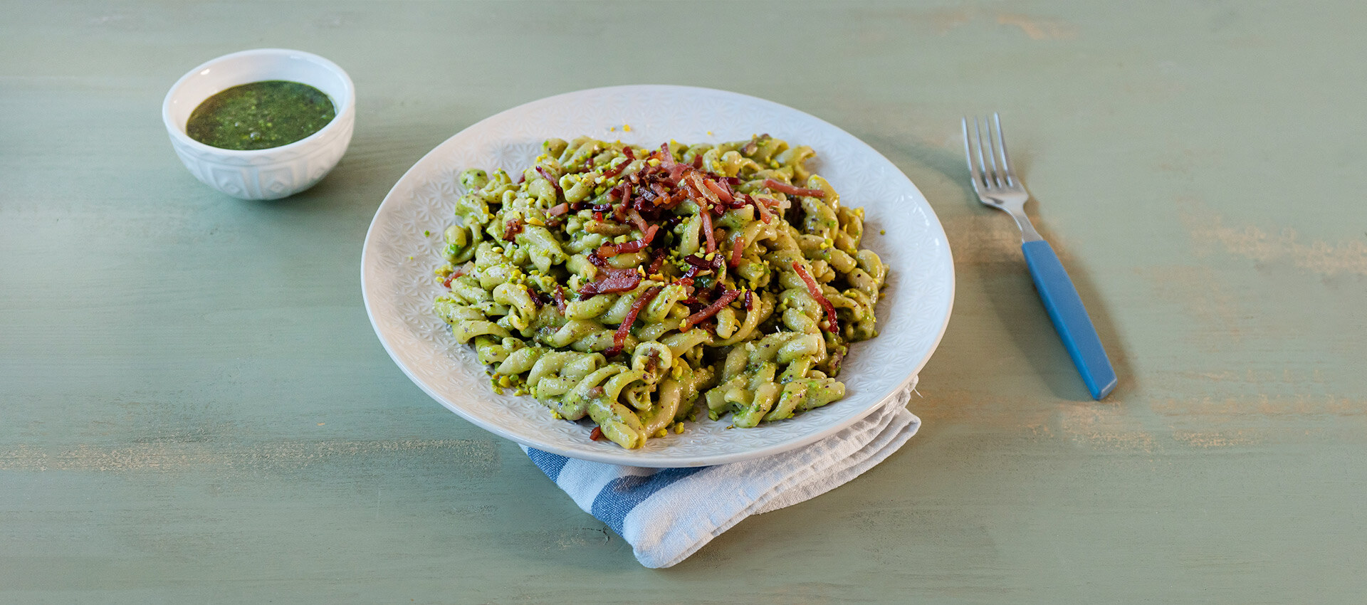 Fusilli con pesto di pistacchio e speck